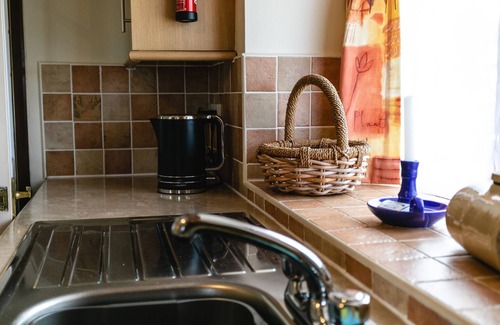Woodhorn Cottage | SWALLOWS COTTAGE (NR WARKWORTH), romantic in Acklington