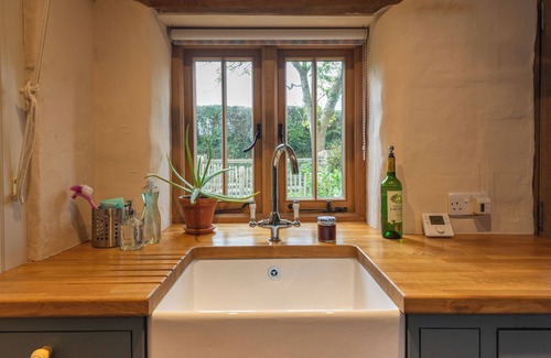 Truro Cottage | SWALLOWS’ COTTAGE, pet friendly, character holiday cottage in Truro