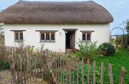 Truro Cottage | SWALLOWS’ COTTAGE, pet friendly, character holiday cottage in Truro