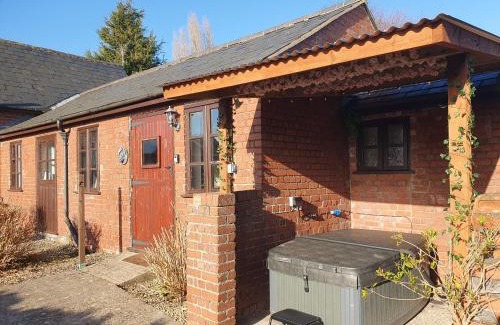Llanvair Kilgeddin House | Swallows Nest Guest House - With Hot Tub