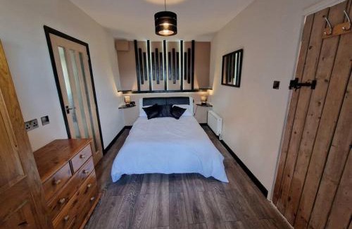Llanvair Kilgeddin House | Swallows Nest Guest House - With Hot Tub