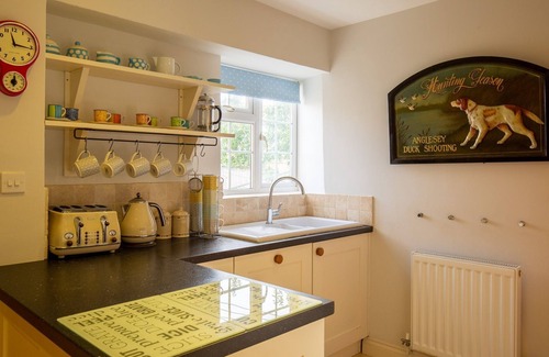 Broadway Cottage | Swallows Rest Cottage - sleeps 6 guests in 4 bedrooms