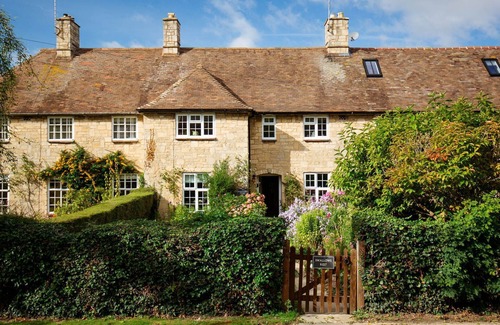 Broadway Cottage | Swallows Rest Cottage - sleeps 6 guests in 4 bedrooms