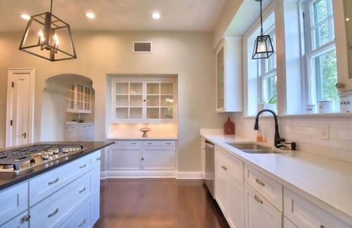 Lakeland House | Swan City Stay! Home near FSC Lake Hollingsworth, Downtown- walk everywhere!