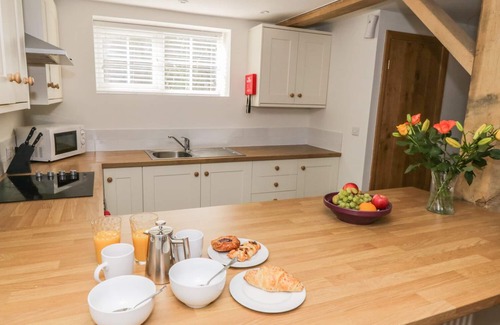 Fearby Cottage | SWAN COTTAGE, character holiday cottage, with open fire in Fearby