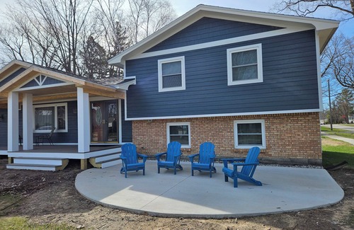 Elk Rapids House | Swan Float Inn- Perfect Location- Beach AND Village of Elk Rapids!