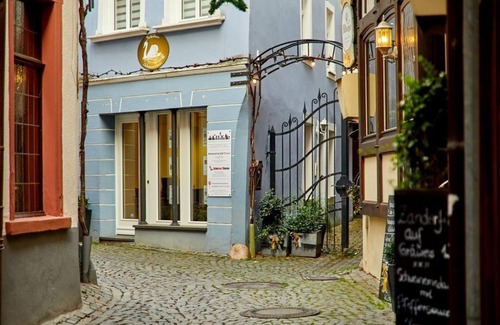 Bernkastel House | Swan house