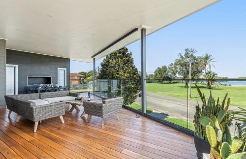 Swansea House | Swan Lake By Coast Hosting