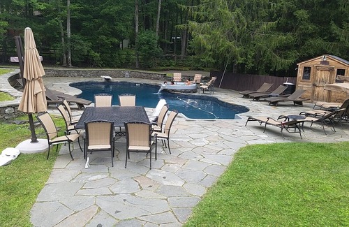 Swan Lake House | Swan Lake paradise with amenities galore