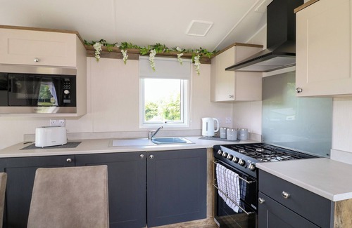 Swannington Cottage | SWAN LODGE, family friendly, with hot tub in Coalville