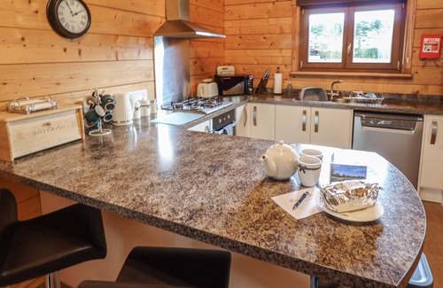 Lincoln Cottage | SWAN LODGE, pet friendly, with hot tub in Bardney