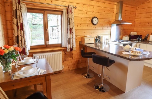 Lincoln Cottage | SWAN LODGE, pet friendly, with hot tub in Bardney
