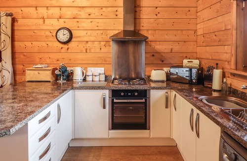 Lincoln Cottage | SWAN LODGE, pet friendly, with hot tub in Bardney
