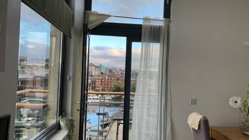 Castle Apartment | SWANSEA BAY, MARINA & ARENA VIEW Mins to BEACH & CITY