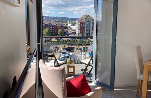 Castle Apartment | SWANSEA, Marina View & Arena View, Nr City & 3 Mins to Beach