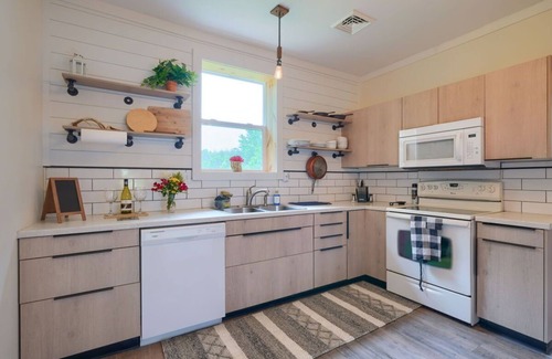 South Bloomingville Cabin | Swaying Pines Cabin with EV Charging Station