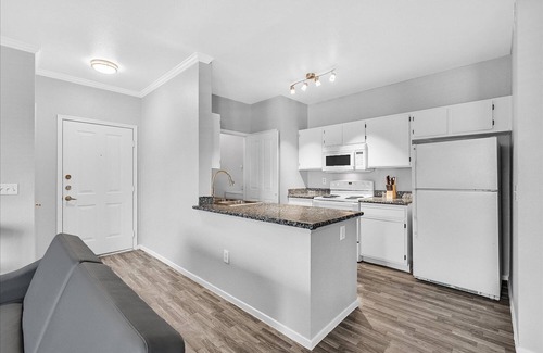 Seven Hills Condo | Sweeeeet Condo! Pools, gym & more. Covered ParkingnSeven Hills/Anthem area