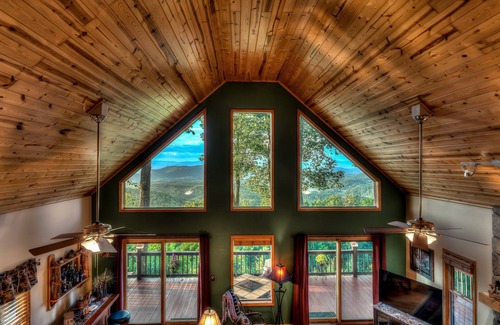 Murphy Cabin | SWEEPING MOUNTAIN VIEWS-POOL TABLE & FOOSBALL-FIBER WIFI & OPEN + SCREENED DECKS