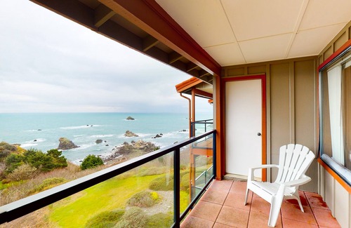 Brookings Condo | Sweeping Oceanfront Views Await Tranquil Condo w/Balcony, Beach Access, W/D