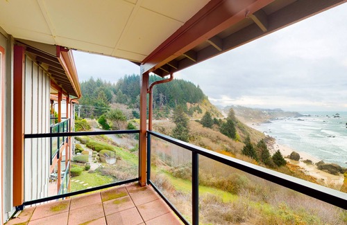 Brookings Condo | Sweeping Oceanfront Views Await Tranquil Condo w/Balcony, Beach Access, W/D