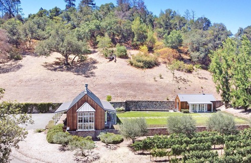 St. Helena Villa | Sweeping views of vineyards and mountains in Napa Valley