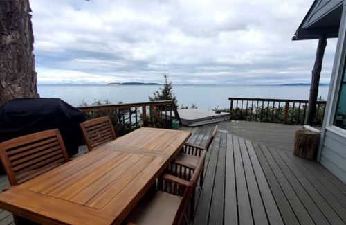 Eastsound Cabin | Sweeping Views on the Water