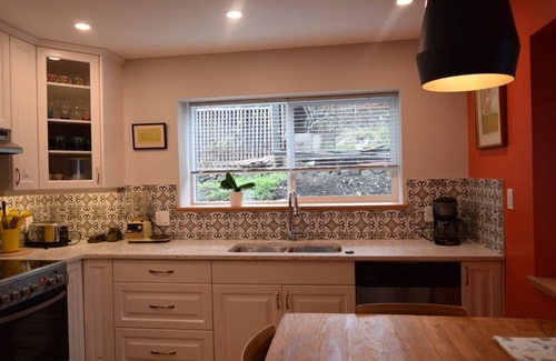 Saanich East House | Sweet 1 bedroom ground-level Garden Suite steps away from Cedar Hill trails