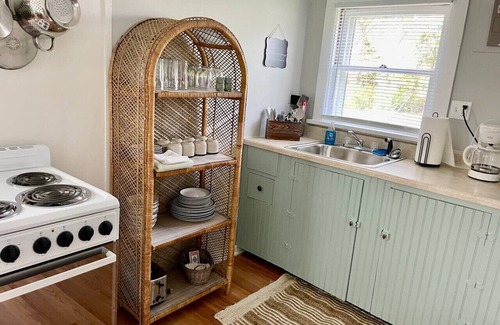 Geneva-on-the-Lake Cottage | Sweet and Cozy GOTL 2 Bdr Cottage- Pet Friendly!