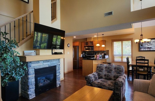 Central Okanagan House | Sweet and Sylish 1 Bedroom and Loft Okangan Cottage at La Casa