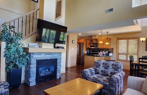 Central Okanagan House | Sweet and Sylish 1 Bedroom and Loft Okangan Cottage at La Casa