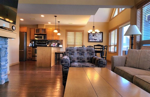 Central Okanagan House | Sweet and Sylish 1 Bedroom and Loft Okangan Cottage at La Casa