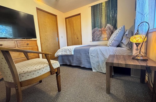 Sherwood - Tualatin South House | Sweet Bamboo Room with Half-Bath in delightful Sherwood with AC, WiFi, TV