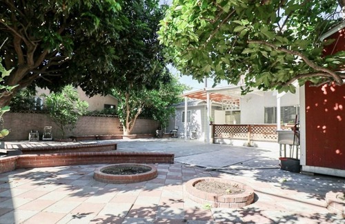 South Wrigley House | Sweet Boutique 2BEDRMs 1BATH house with Huge Backyard