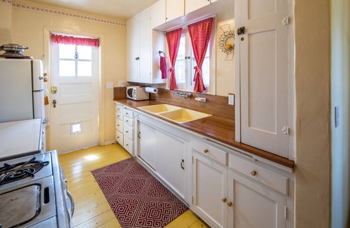 Lake Arrowhead House | SWEET BYGONE BEAUTY ~ Stunning Views ~ Walk to Village