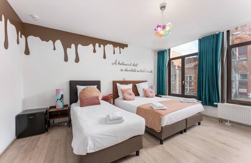 Historical Center Bruges Hotel | Sweet chocolate room by Charlie's choco factory - Perfect for up to 3 people!