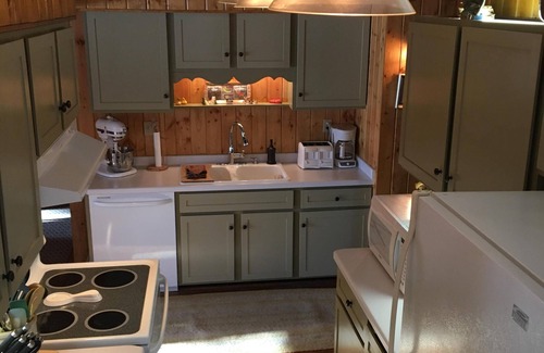 Hayward House | Sweet, Cozy Round Lake Retreat. Freshly Renovated. Tastefully Decorated.