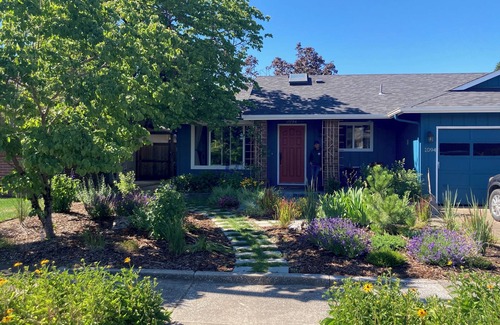 Springfield Apartment | Sweet Dreams Private Entrance, 5 blocks, Walk/Ride to River