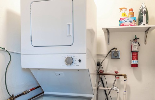 Central Oakland Park Apartment | Sweet escape that is centrally located with a serene garden