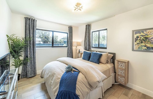 Central Oakland Park Apartment | Sweet escape that is centrally located with a serene garden