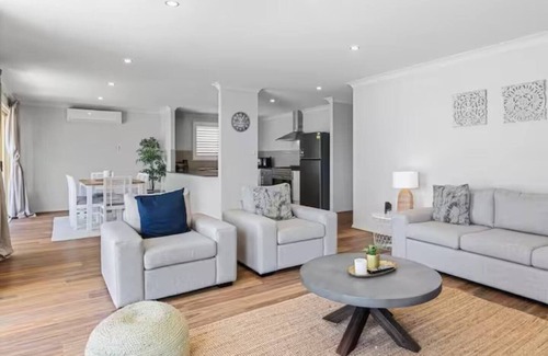 Charmhaven House | Sweet Home- Kayak-Pool-Waterfront Paradise