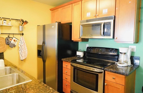 Westwood Apartment | Sweet Joyful Home with Pool & Gym-Steps from UCLA!