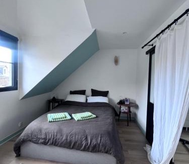 Le Conquet House | Sweet Leon - grande chambre baignoire vue mer