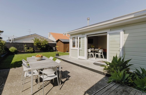 Kilbirnie House | Sweet Lyall Bay - walk to beach and popular cafesn