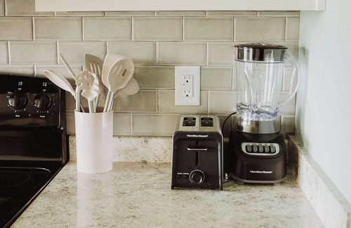Perry House | Sweet Magnolia Mid-Term Stay! We are pet and family friendly!