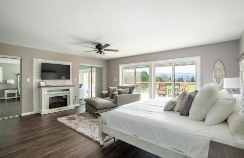 Sevierville House | Sweet Mountain Escape - View, Hot Tub, & Fire Pit!