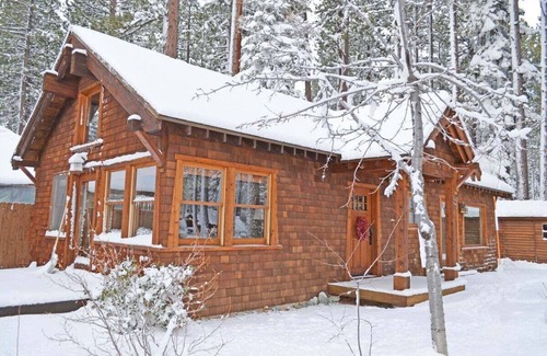 Lake Forest Cottage | Sweet Retreat Cottage - Walk to Lake