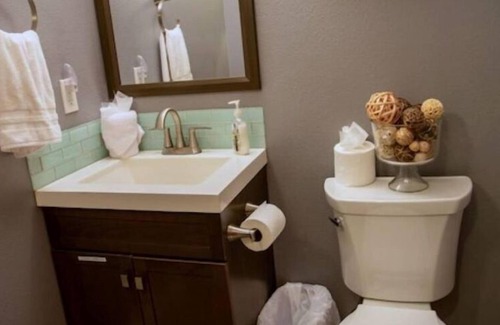 Bull Mountain House | Sweet Retreat on Fanno Creek, Private Backyard, Pet Friendly, Plush and Cozy, 5 Min to Food & Shops
