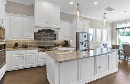 George Bush Park/Eldridge House | Sweet Retreat, Snug 3-Story 4-Bedroom Home Garage WiFi Pool