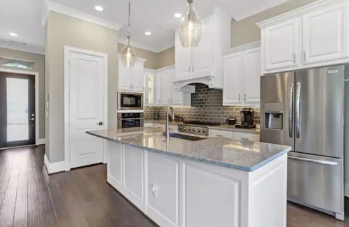 George Bush Park/Eldridge House | Sweet Retreat, Snug 3-Story 4-Bedroom Home Garage WiFi Pool