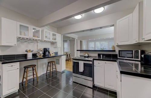 Earlewood House | Sweet Suite on Sunset 4BD 3 BA Home + 1BD 1 BA Guest Cottage